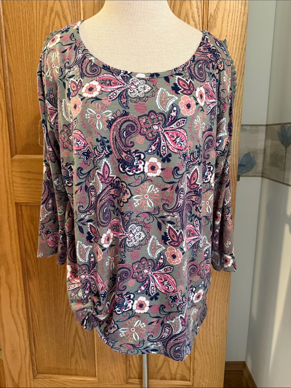 Women’s Paisley Floral Scoop Neck Top - Pink & grayish Olive
